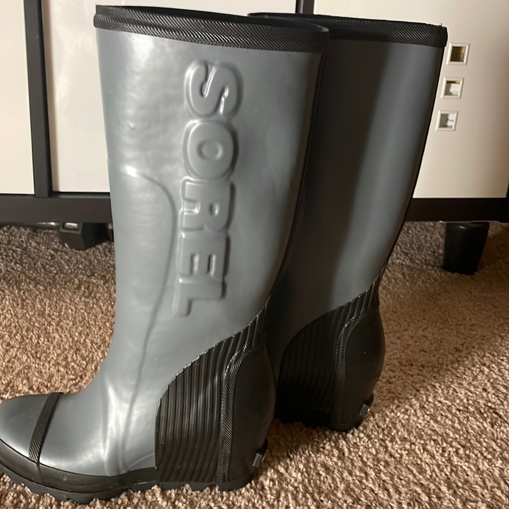 Women’s Sorel Knee High Rain Boots: size 8- gray& black- new condition